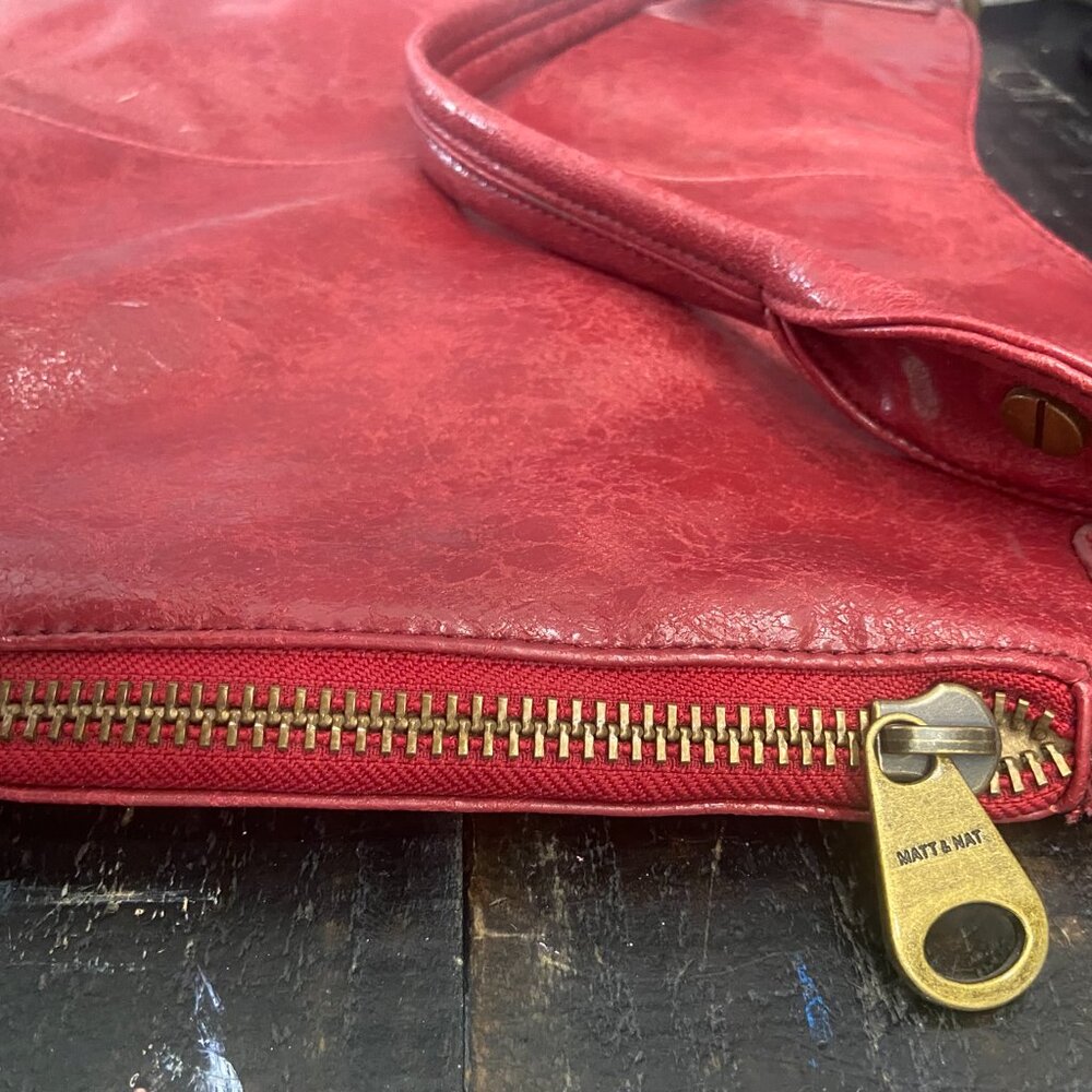 Matt and Nat Red Handbag Gold hardware - Picture 4 of 6